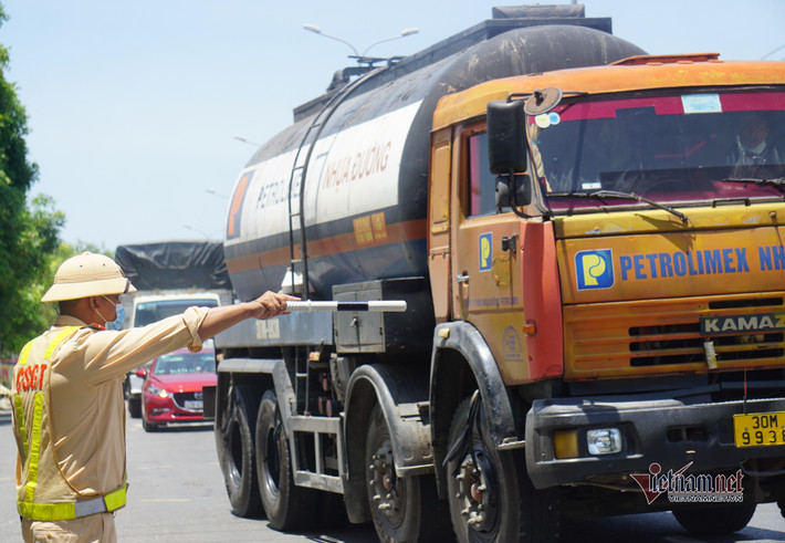 Đà Nẵng: Chiều ngày 25/6, UBND TP Đà Nẵng ban hành văn bản khẩn về việc thực hiện các biện pháp phòng chống dịch COVID-19 đối với phương tiện vận tải hàng hóa vào, ra thành phố. Tài xế điều khiển và người ngồi trên phương tiện đi từ nơi có dịch đến Đà Nẵng phải có kết quả xét nghiệm âm tính với SARS-CoV-2 trong vòng 72h mới được vào thành phố giao hàng.