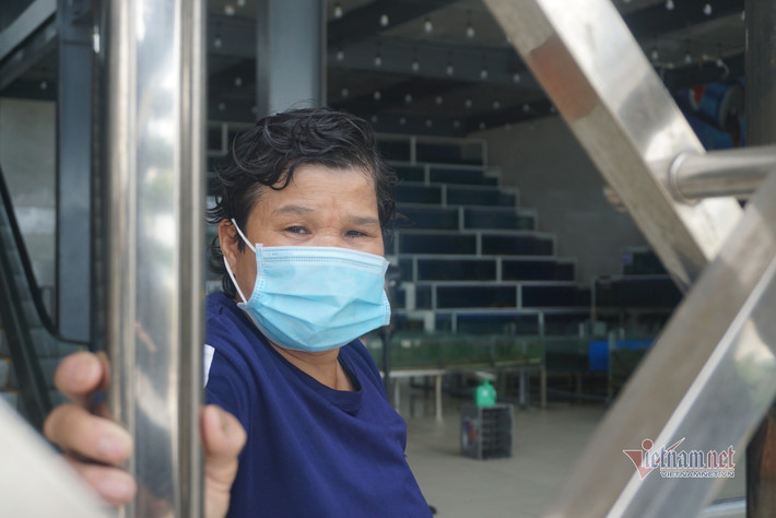 “Đà Nẵng trải qua 3 đợt dịch liên tiếp khiến việc kinh doanh du lịch gặp vô vàn khó khăn. Thời điểm này những năm trước, khách đã đặt kín phòng, còn hiện tại khách sạn tôi phải chịu lỗ để duy trì hoạt động mà cũng không có khách”, chị Ngân thở dài.