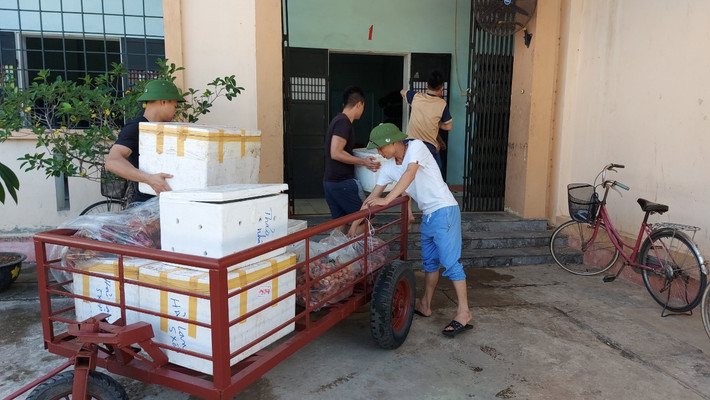 Tại cơ sở, mọi hoạt động không khác gì với cuộc sống ở bên ngoài. Trong ảnh là các học viên chuẩn bị nguyên liệu để nấu ăn, cung cấp bữa cơm cho học viên.