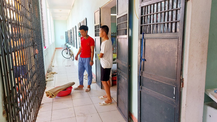 Các học viên ra vào đều phải thông báo cán bộ, các thầy quản giáo mở cửa.