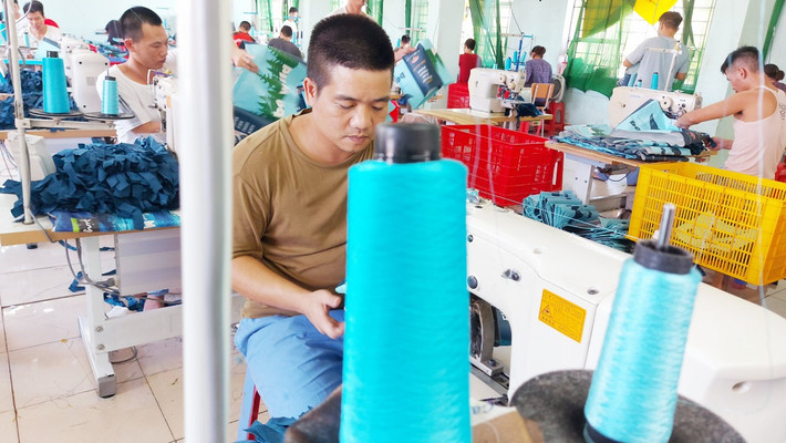 Các nam bệnh nhân trong 1 xưởng may, những sản phẩm họ làm ra khéo léo không khác gì bàn tay phụ nữ.