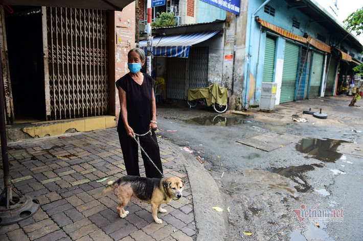 Bà Ngọc Châu, 70 tuổi cho biết, nhà ngay đường Quang Trung, quận Gò Vấp, tranh thủ dắt chó đi tới lui trước nhà. Bà cho biết, từ hôm dịch đến giờ chỉ có ăn ở nhà vì hàng quán xung quanh bán ế nên cũng dẹp hết, mà có bán người dân cũng sợ dịch không dám ăn. Bà cũng chỉ dám loanh quanh trước nhà không dám đi đâu vì sợ dịch.