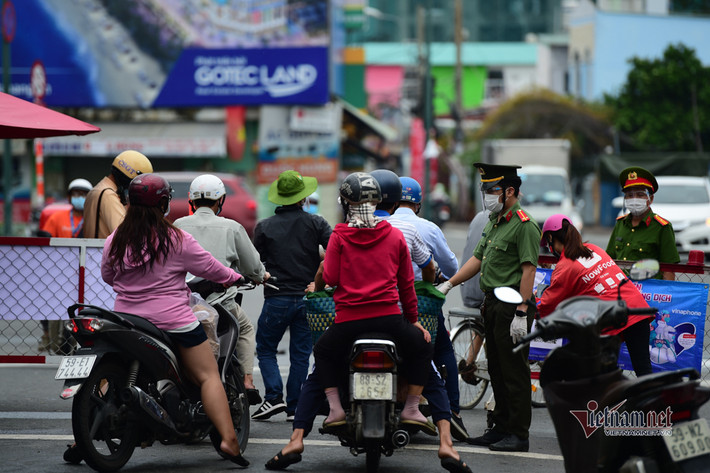 Sau những ngày cách ly ban đầu còn lúng túng, đến nay các chốt chặn ra vào quận đã đi vào ổn định. Công tác kiểm soát dịch bệnh, lượng phương tiện giao thông giảm.