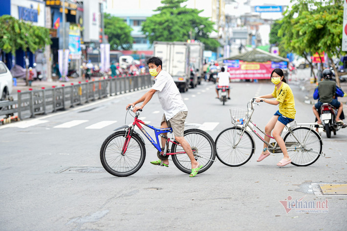 Cuộc sống của người dân dần ổn định trong trạng thái bình thường mới.
