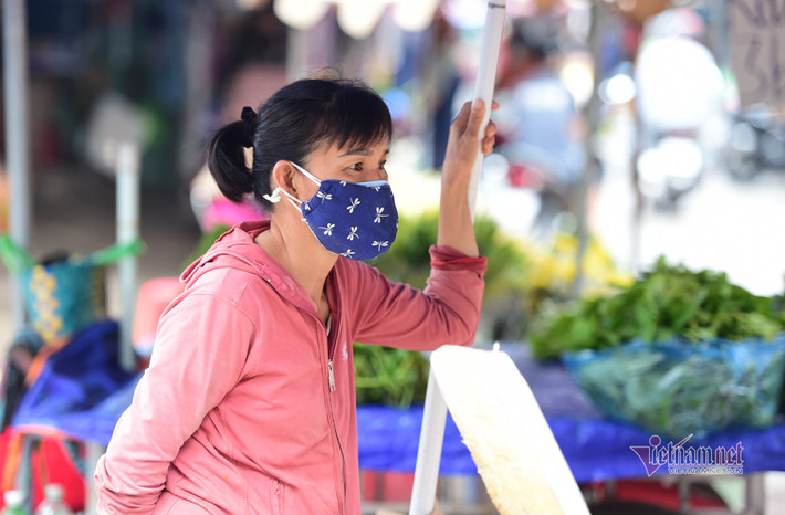 Chị Nguyễn Thị Hồng, buôn bán tạp hóa trong chợ phường 17, Gò Vấp cho biết sức mua người dân giảm đi một nửa đến 1/3 ngày thường vì người dân sợ dịch không dám đến mua. Bản thân chị cũng đeo 2 chiếc khẩu trang, phải đợi đến khi giữa trưa, vắng khách mới dám rửa tay ăn uống vì cũng sợ dịch lây đến mình.