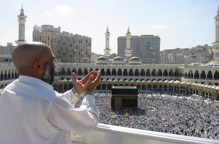 Chỉ những người Hồi giáo hành hương tới thánh địa Mecca mới được phép nhập cảnh. Tuy nhiên, điều này đến nay đã thay đổi sau khi Chủ tịch Ủy ban Du lịch và Di sản Quốc gia Ả-rập Xê-út, Hoàng tử Sultan bin Salman bin Abdulaziz thông báo rằng, Ả-rập Xê-út bắt đầu cấp visa du lịch vào quý I/2018.