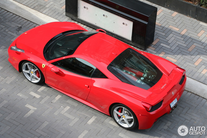 Siêu xe nhà Ferrari được trang bị khối động cơ V8 mạnh mẽ ở phía sau.