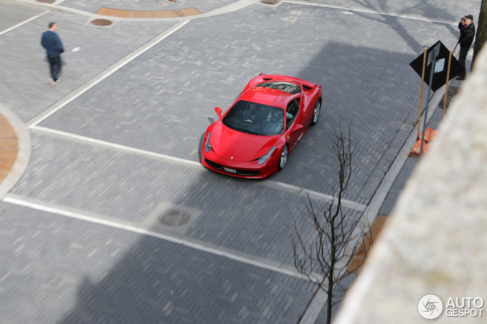 Mẫu siêu xe 458 Italia trình làng vào tháng 7/2009 để thay thế chiếc F430 và ra mắt lần đầu tiên ra mắt công chúng tại triển lãm Ôtô Frankfurt 2009.