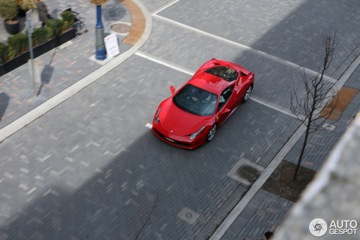 Tại Mỹ, 458 Italia có giá cơ sở 233.000 USD. Xe mới tại Việt Nam nếu nộp đầy đủ các khoản thuế để ra biển trắng sẽ có giá khoảng 15 tỷ đồng.