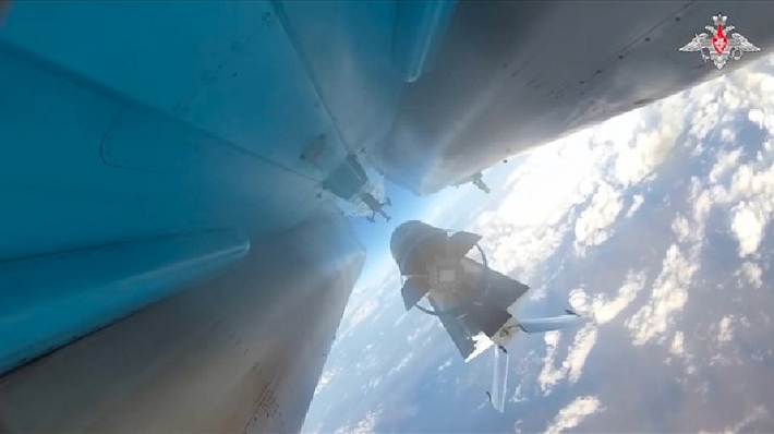 Theo kênh Telegram North Wind, quân Ukraine phàn nàn rằng Nga dùng bom không quân tấn công mạnh vào các vị trí của Ukraine trước khi phát động tấn công trên bộ, khiến Ukraine chịu tổn thất lớn và phải liên tục điều động lực lượng dự bị đến khu vực này để củng cố phòng tuyến. Do lực lượng dự bị của Ukraine dồi dào, họ có đủ sức mạnh để giữ vững tuyến phòng thủ. Ảnh: Bộ Quốc phòng Nga.