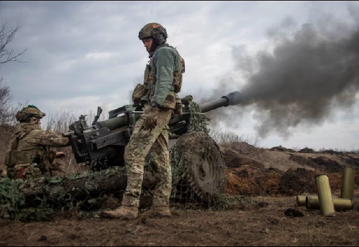 Được biết, Bộ chỉ huy quân đội Ukraine đã phát hành các sách hướng dẫn dịch thuật tiếng Ukraine và tiếng Triều Tiên cho các binh sĩ ở tuyến đầu Kursk, để sử dụng khi gặp quân Triều Tiên. Cần lưu ý rằng, trong một cuộc phỏng vấn, phát ngôn viên Bộ Quốc phòng Mỹ, Thiếu tướng Patrick Ryder, cho biết, họ chưa xác nhận thông tin về việc quân Ukraine giao chiến với quân Triều Tiên có chính xác hay không. Ảnh: Reuters.