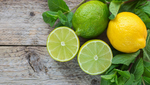 2. Chanh. Chanh là trái cây rất sẵn vào mùa thu, chứa nhiều vitamin C giúp thúc đẩy quá trình bài tiết cholesterol, ngăn ngừa tình trạng đông máu, giảm cholesterol trong huyết thanh. Đặc biệt, chanh chứa chất tăng cường insulin, giúp cơ thể sử dụng insulin tốt hơn. Có thể nói, chanh chứa “metformin tự nhiên”. Ăn lượng thích hợp có lợi cho sức khỏe.