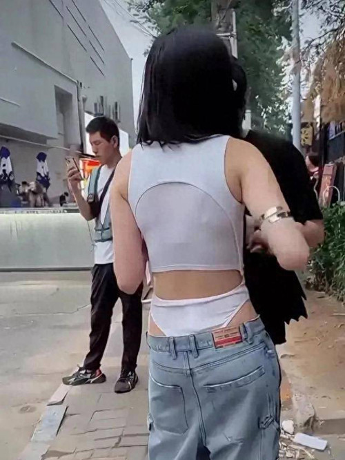 Dạo quanh các trang mạng xã hội, không khó để bắt gặp những hình ảnh các cô gái để lộ nội y một cách hớ hênh.