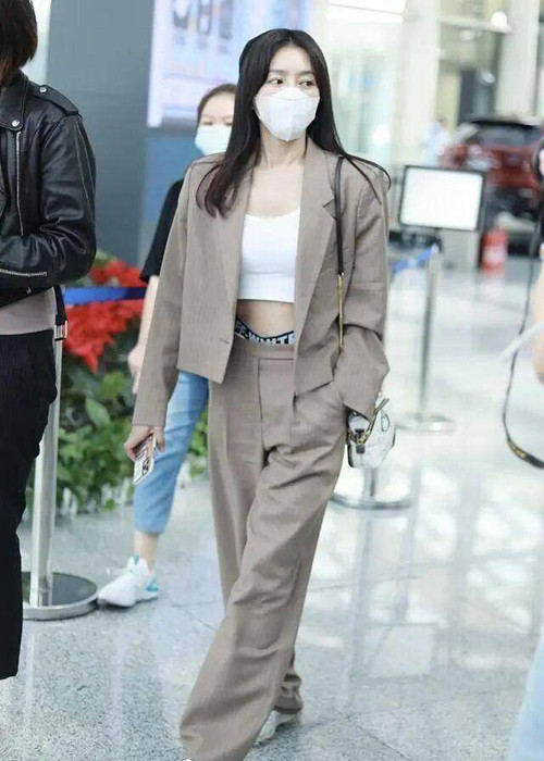 Có thể ví cách mặc để lộ nội y như con dao hai lưỡi. Biết phối đồ, outfit mang đến vẻ hấp dẫn khó cưỡng. Ngược lại, lên đồ tùy ý khiến người mặc đối diện sự cố trang phục.