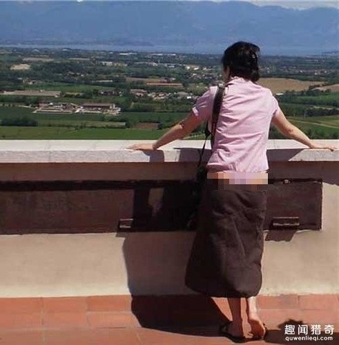 Diện váy cạp trễ, cô gái này được cho là cố tình để lộ phần nội y cùng màu với áo. Đẹp chưa thấy, cô nàng nhận về không ít nhận xét tiêu cực. Quả thực, bộ đồ không giúp cô gái tôn lên vẻ đẹp hình thể. Ngược lại, nó khiến người nhìn cảm thấy chủ nhân bộ đồ xuề xòa, luộm thuộm.