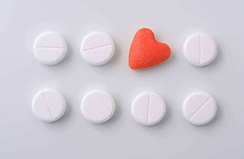 8. Nam giới thường dùng thuốc kích dục. Thuốc kích dục kích thích dây thần kinh và mạch máu. Chúng giúp quý ông tạm thời giải quyết vấn đề mình gặp phải trong sinh hoạt chăn gối. Vậy nhưng, thuốc kích dục có thể gây ra những tác dụng phụ nghiêm trọng như nhức đầu, huyết áp cao, nhồi máu cơ tim,... Sử dụng thuốc kích dục lâu dài còn khiến thận phụ thuộc vào các yếu tố bên ngoài, mất khả năng điều tiết, lâu ngày dẫn đến thận dương hư.