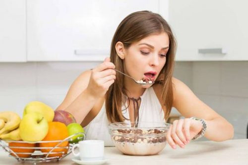 2. Người có thói quen sinh hoạt và ăn uống không đều đặn cũng làm tăng nguy cơ suy thận. Nguyên nhân bởi không nghỉ ngơi, ăn uống đúng giờ sẽ làm rối loạn đồng hồ sinh học của thận, ảnh hưởng đến quá trình trao đổi chất và chức năng bài tiết của thận, làm tăng gánh nặng cho thận.