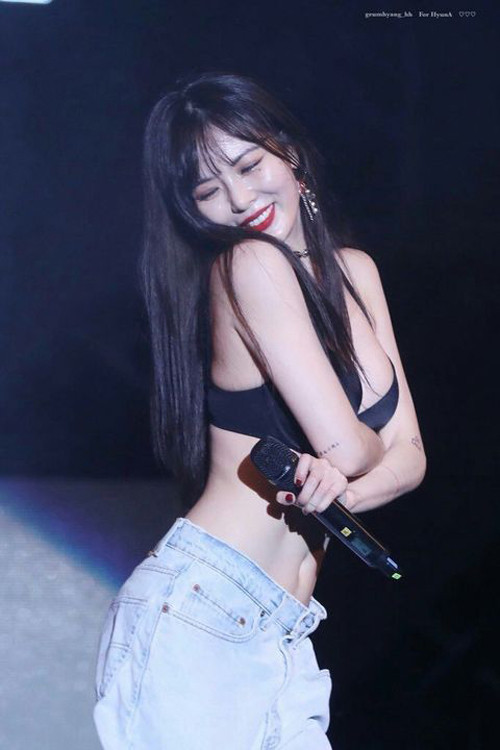 Không chỉ được chú ý ở các lĩnh vực hoạt động nghệ thuật, phong cách thời trang của HyunA cũng được nhiều người quan tâm. Cô nàng theo đuổi phong cách gợi cảm, thường xuyên xuất hiện với những bộ cánh cắt xẻ táo bạo nên được gọi với biệt danh “nữ hoàng sexy xứ Hàn”.