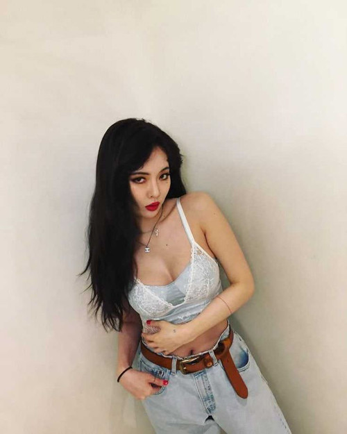 Theo họ, HyunA có phần mạo hiểm khi lựa chọn bộ đồ sexy. Vậy nhưng, trang phục gợi cảm giống như nữ ca sĩ chọn mặc hiện khá phổ biến trong giới nghệ sĩ, có thể chấp nhận được.