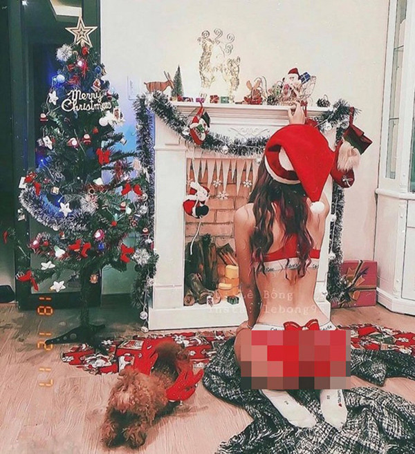 Trước đó, cô từng gây tranh cãi khi khoe ảnh mặc đồ bikini, đội mũ ông già Noel, tạo dáng ưỡn ẹo bên cây thông. Tuy chụp từ sau lưng và không để lộ mặt nhưng với cách ăn mặc và tạo dáng của mình, Xuân Anh khiến người nhìn “ngượng chín mặt” vì để lộ trọn vòng 3 trước bàn dân thiên hạ.