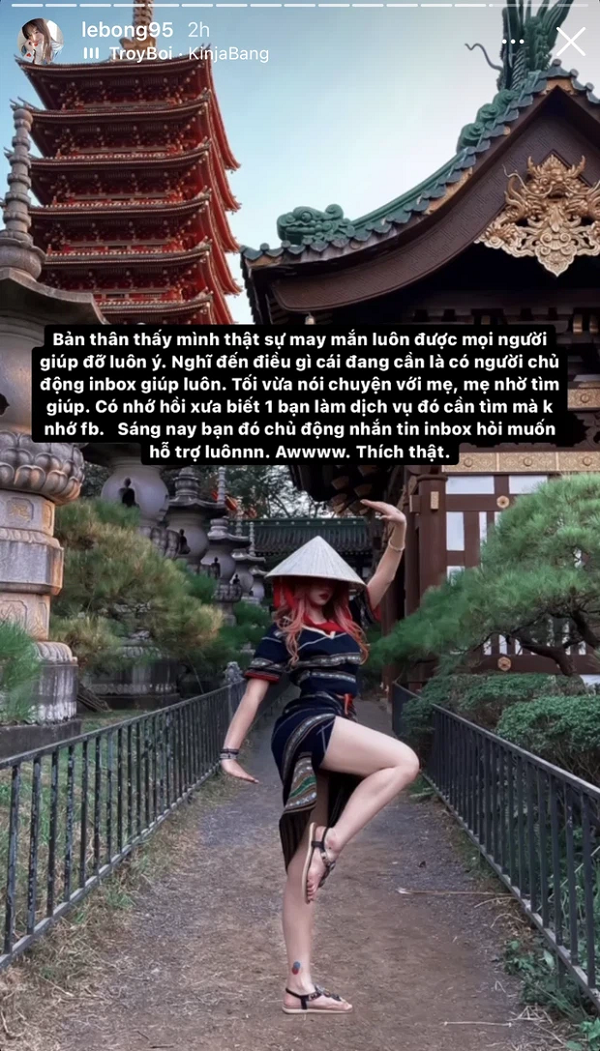 Nhưng thực tế chiếc váy có đường xẻ đùi khá cao. Chưa dừng lại ở đó, cô nàng hotgirl còn có cách tạo dáng như đấu võ của Lê Bống cũng bị ném đá vì hoàn toàn không phù hợp ở nơi linh thiêng.