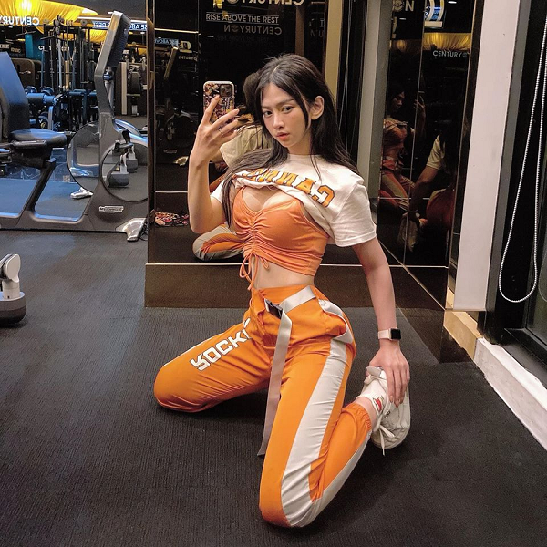 Không chỉ nổi tiếng bởi thân hình vòng nào ra vòng nấy, hot Tiktoker này thường gây nhiều tranh cãi bởi cách tạo dáng đầy khiêu khích.