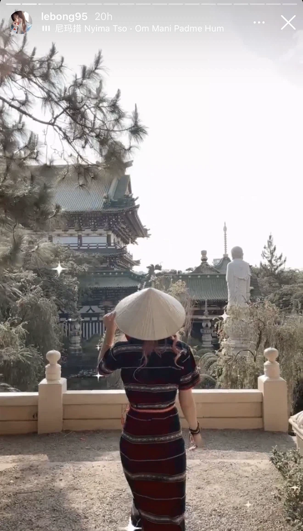 Theo những gì Lê Bống chia sẻ thì cô nàng vừa có chuyến đi chơi chóng vánh tại Gia Lai và có ghé thăm một ngôi chùa tại đây. TikToker chọn cho mình một mẫu váy style thổ cẩm khá giản dị và thoạt nhìn khá bình thường.