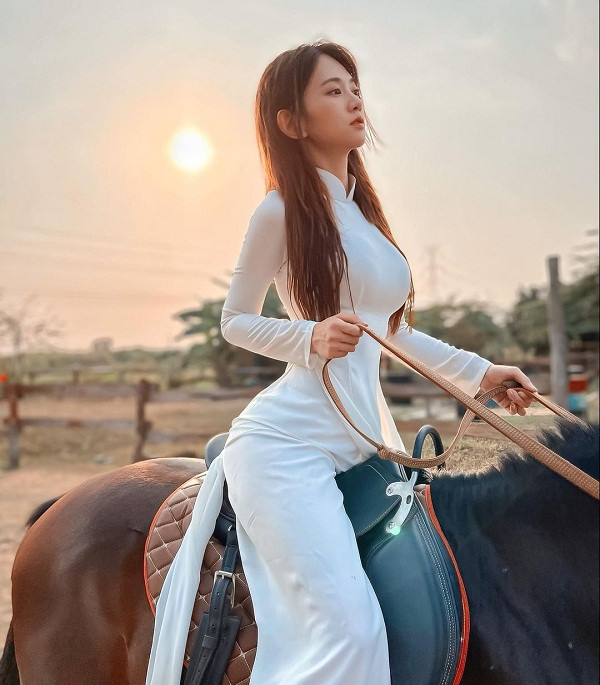 Không chỉ gây chú ý khi ăn mặc mát mẻ, dù kín cổng cao tường trong tà áo dài trắng, cô nàng vẫn khiến dân tình xôn xao khi tạo dáng với tư thế cưỡi ngựa của mình. Ảnh: Instagram nhân vật.