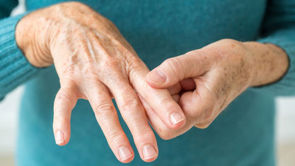 Tê bì chân tay. Hiện tượng tê, yếu một chi đột ngột sau khi thức dậy có thể là dấu hiệu các bệnh nội sọ. Để bảo vệ sức khỏe, bạn nên sớm kiểm tra để phát hiện nguyên nhân bất thường, có phương hướng điều trị. Ảnh: Internet.