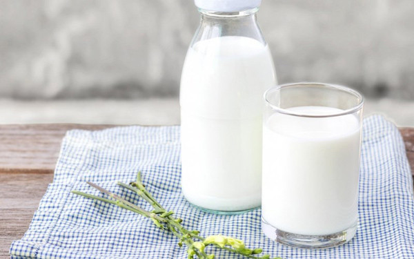 Vậy nhưng, có những trường hợp uống sữa hàng ngày vẫn được kết luận thiếu canxi. Theo chuyên gia, rất có thể loại sữa họ uống có vấn đề, thậm chí sữa “không chứa sữa”.