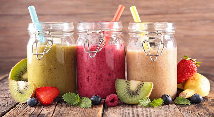 Sinh tố và nước ép rau tươi chứa nhiều vitamin, khoáng chất, giúp bạn lấy lại năng lượng và tỉnh táo nhanh chóng, đồng thời giúp cải thiện chức năng hệ thần kinh, đánh thức các cơ quan trong cơ thể. (Nguồn Modna)