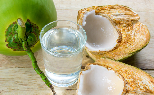 Ngoài ra, bạn cũng có thể uống nước dừa - loại nước uống chứa vô vàn vitamin, khoáng chất và các chất điện giải giúp cung cấp năng lượng đầy đủ cho cơ thể, nâng cao sự tập trung trong công việc buổi chiều. (Nguồn Care2)