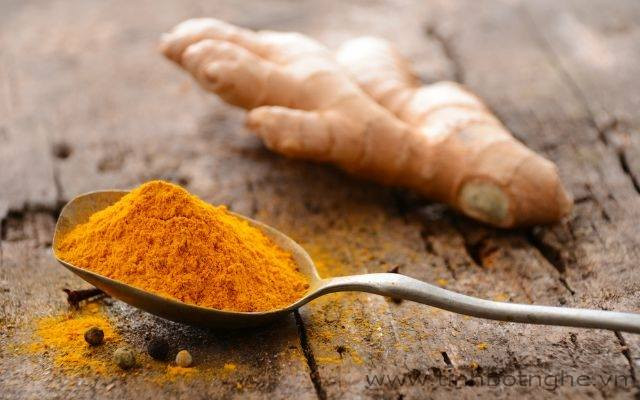 Bên cạnh đó, có thể trộn bột đậu xanh và bột nghệ với nước, đắp lên vùng ria mép. Khi mặt nạ khô, bạn rửa sạch lại với nước. (Nguồn Cumargoldgel)
