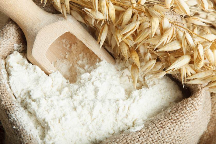 Ngoài ra, có thể thử dùng bột mì để tẩy ria mép. Rất đơn giản, bạn trộn bột mì với sữa và một ít bột nghệ, sau đó thoa lên vùng ria mép. (Nguồn Safebee)