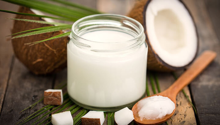 Một cách đơn giản khác có thể áp dụng để tẩy ria mép đó là sử dụng dầu dừa. Chỉ cần thoa dầu dừa lên vùng có ria mép, nó sẽ giúp bạn lấy đi những sợi ria đáng ghét mà không hề gây đau đớn. (Nguồn Thealternativedaily)