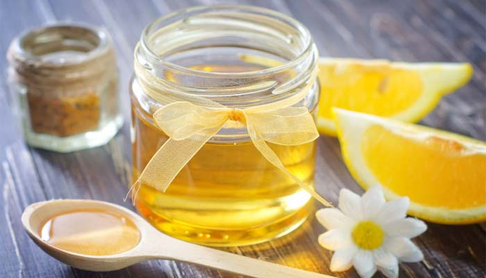 Bạn chỉ cần hòa một chút nước cốt chanh với mật ong, sau đó đun cho đến khi hỗn hợp này quyện lại, để nguội và đắp lên vùng ria mép. Chờ hỗn hợp khô lại và nhẹ nhàng bóc ra. (Nguồn Lemonwaterguide)