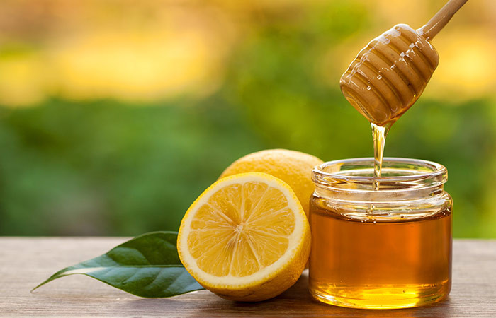 Chanh và mật ong vốn dĩ là hai nguyên liệu dùng để làm đẹp được sử dụng phổ biến. Không chỉ có tác dụng giúp da trắng sáng, chanh và mật ong còn được dùng để đánh bay ria mép xấu xí mà không hề gây đau. (Nguồn India)