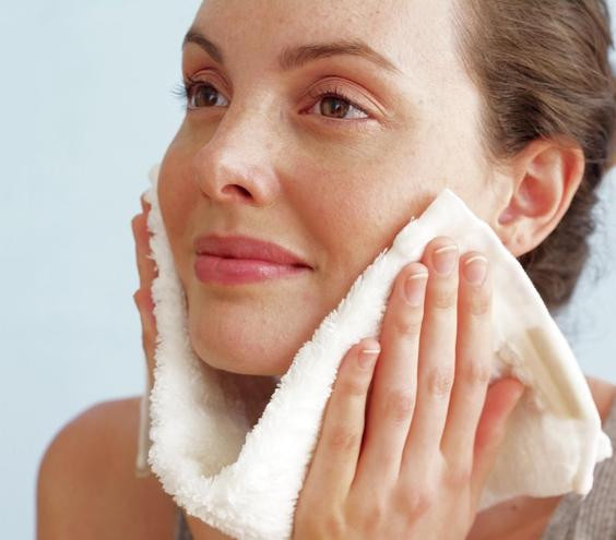 Vì vậy, để tránh mặt bị nổi mụn khi sử dụng khăn mặt, bạn nên giặt ít nhất 1 lần/tuần. Bạn nên giặt khăn mặt bằng nước muối ấm pha loãng. Muối có tính sát trùng cao, do đó sẽ tiêu diệt được vi khuẩn và nấm mốc trú ngụ trong khăn mặt. (Nguồn Supplementrant)
