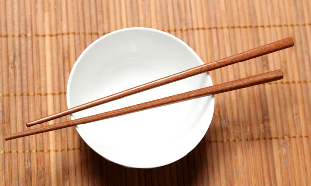 Tuyệt đối tránh xa loại đũa dùng một lần vì loại đũa này không đảm bảo an toàn do có thể chứa nhiều chất vượt chỉ tiêu cho phép. (Nguồn Metroparent)