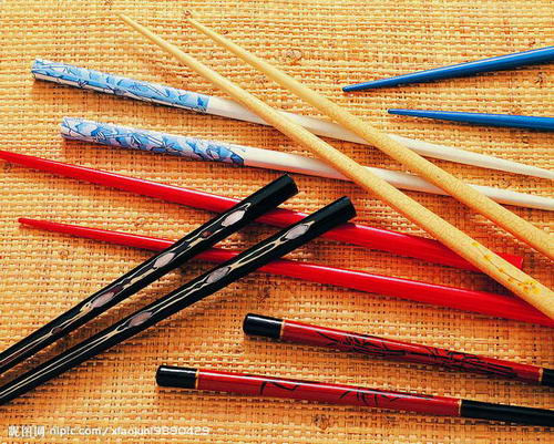 Khi chọn mua đũa, bạn không nên mua loại đũa gỗ được phủ sơn bóng do sơn có thể chứa các kim loại nặng tạo màu gây ung thư. (Nguồn I-china)