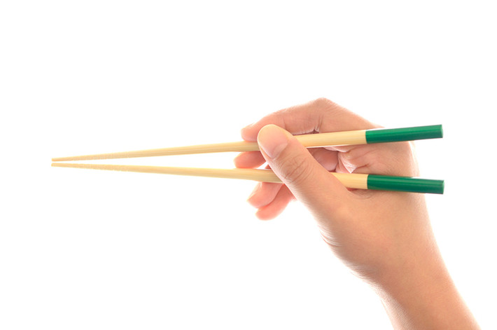 Dù có phơi sấy đũa thường xuyên đi chăng nữa thì trước khi ăn, bạn vẫn cần lau đũa bằng khăn khô và sạch để một lần nữa loại bỏ bụi bẩn và vi khuẩn bám treeb đũa. (Nguồn Applelianos)
