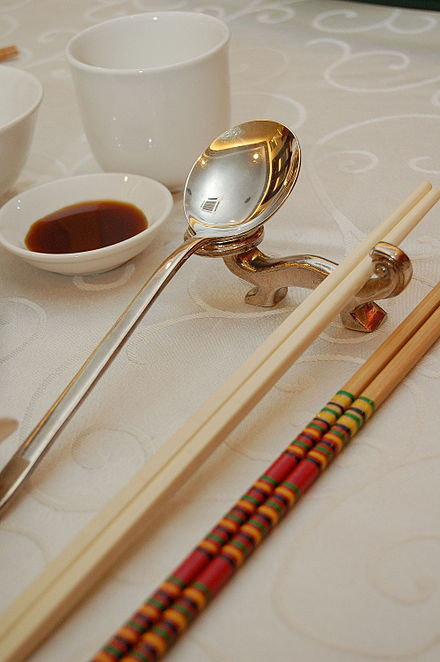 Bạn cũng không nên mua các loại đũa làm bằng nhựa vì khi gắp thức ăn nóng sẽ giải phóng chất hóa học gây hại cho sức khỏe. (Nguồn Wikimedia)