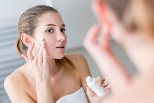 Trong khi đó, nhiều chị em còn mắc một sai lầm khác nữa là sử dụng nước hoa hồng để tẩy trang. (Nguồn Wp)