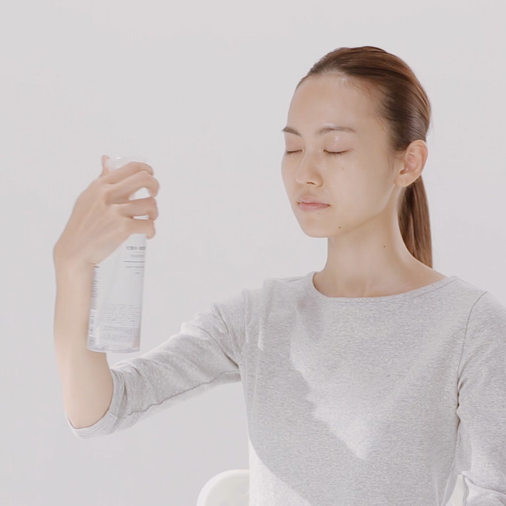 Một mẹo nhỏ dành cho chị em: muốn nước hoa hồng phát huy hết tác dụng, bạn nên để nó trong ngăn mát tủ lạnh khoảng 5 phút trước khi sử dụng. (Nguồn Muji)