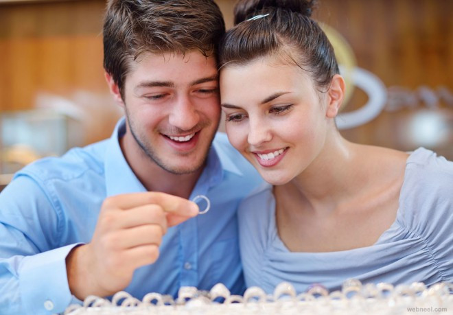 Để nàng cảm thấy được yêu chiều và kích thích, các chàng đừng bỏ qua mái tóc của nàng trong màn dạo đầu. (Nguồn Webneel)