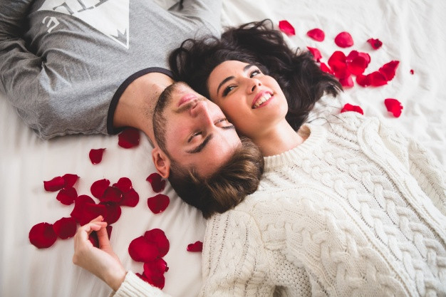 Một chút nến, một chút hoa và một chút nhạc là bạn đã có thể khiến đối tác đê mê và muốn lao ngay vào cuộc “yêu” ngay lập tức. (Nguồn Freepik)