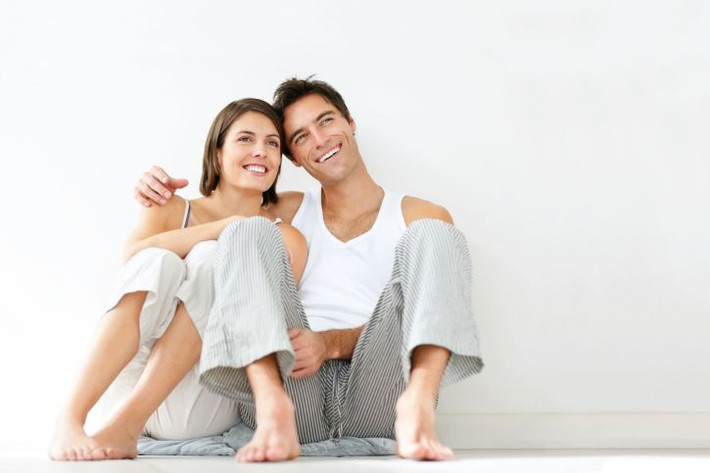 Chị em nên tiến hành thật chậm rãi, nhẹ nhàng để chàng cảm nhận được sự yêu chiều, quan tâm của bạn. (Nguồn Netdna)