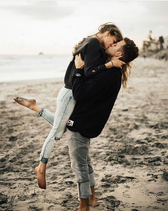 Trong quá trình vuốt ve, bạn cũng đừng quên trao cho đối tác những nụ hôn thật nồng nàn trong màn dạo đầu. (Nguồn Pinimg)