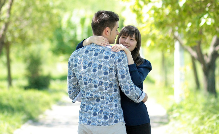 Phái mạnh luôn bị hấp dẫn bởi ngoại hình. Vì vậy, chị em nên chăm chút cho ngoại hình của mình thật hấp dẫn và quyến rũ, màn dạo đầu của cả hai sẽ thêm phần nóng bỏng và hào hứng hơn rất nhiều. (Nguồn Pixabay)
