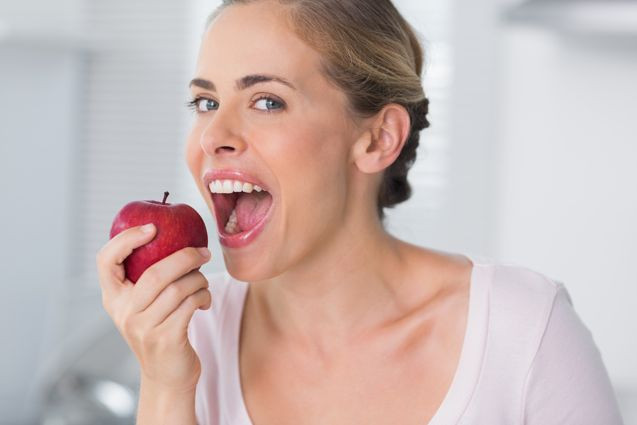 Táo không những giàu vitamin C mà còn cung cấp một lượng estrogen tổng hợp rất lớn, do đó rất hiệu quả trong việc tăng tiết chất nhờn, bôi trơn “cô bé”. (Nguồn Renegadehealth)